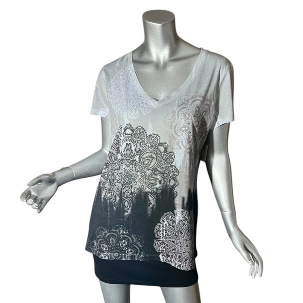 APPROPRIATE BEHAVIOR Women’s Large V Neck Mandala Graphic Print Tee Grey Black